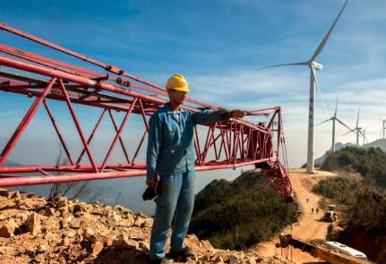 價(jià)值百萬(wàn)風(fēng)力發(fā)電葉片，被河南村民當(dāng)蹺蹺板：一片上站20多人