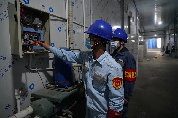 南方電網(wǎng)廣西柳州柳城供電局:黨員服務(wù)隊(duì)為民營(yíng)企業(yè)生產(chǎn)提供電力保障