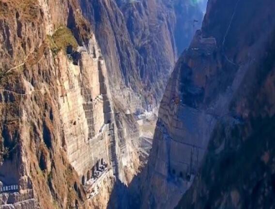 為建烏東德水電站，在峽谷底部挖90米深洞穴，用來干嘛的？