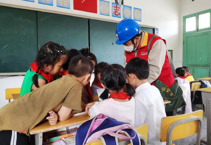 國網(wǎng)射陽供電:電力體檢 助力師生清涼上課