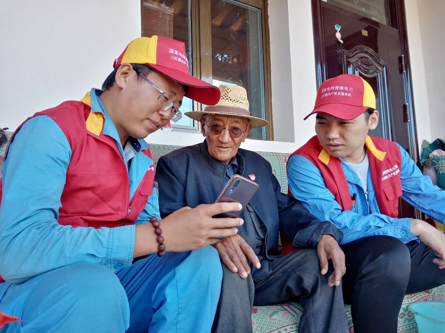 國網(wǎng)黃化供電公司運檢黨支部與尖扎縣來玉村黨支部開展“扶貧助困、攜手同行”主題黨日活動