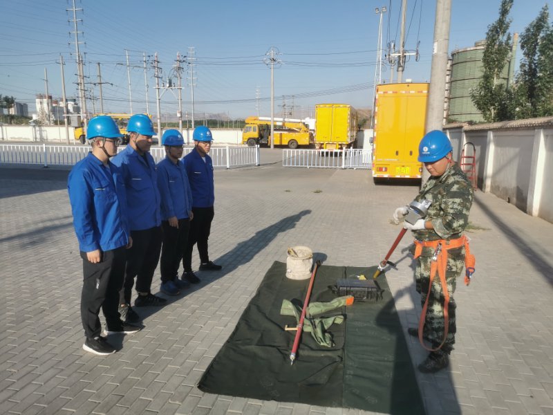 烏海電業(yè)局配電帶電作業(yè)中心：現(xiàn)場(chǎng)培訓(xùn)求實(shí)效，技能素質(zhì)再提升