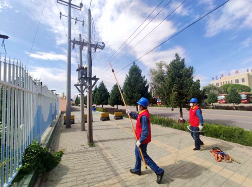 國網(wǎng)伊犁供電公司黨員服務(wù)隊快速搶修解學校燃眉之急