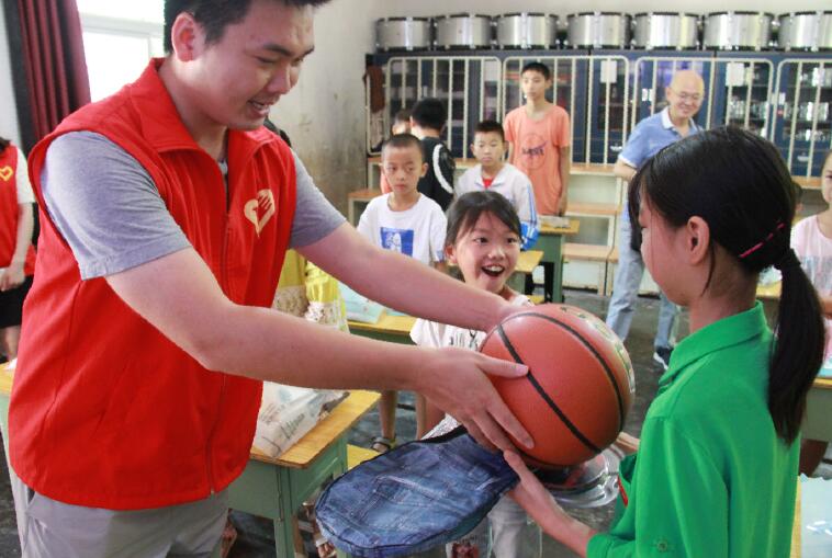 國(guó)網(wǎng)樂至縣供電公司：情暖教師節(jié)　關(guān)愛留守學(xué)生