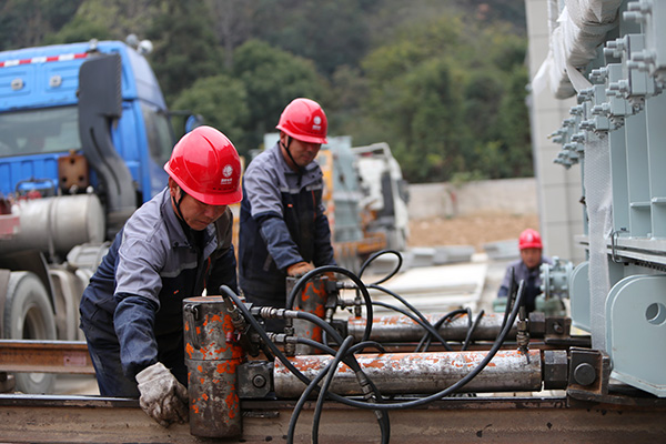 國網(wǎng)寧?？h供電公司110千伏益豐輸變電工程主變壓器順利卸載就位