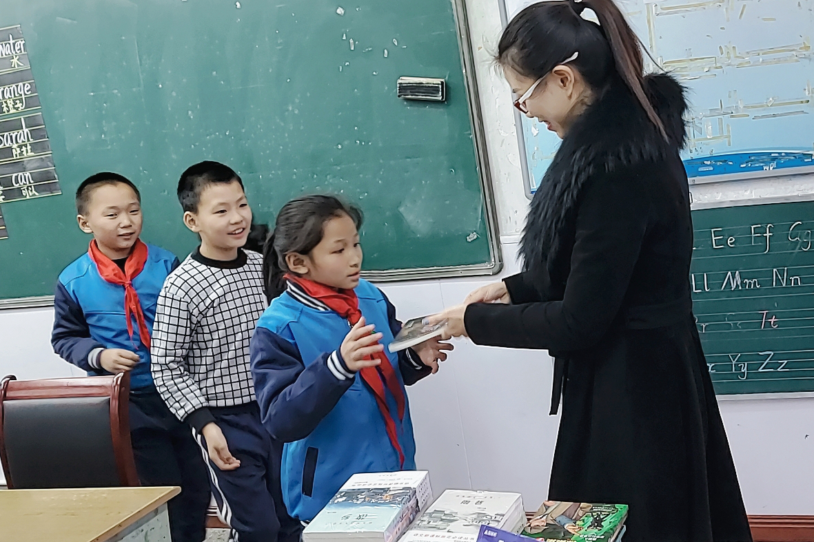 國網(wǎng)余姚市供電公司：贈(zèng)書于希望，給寒冬添一份溫情