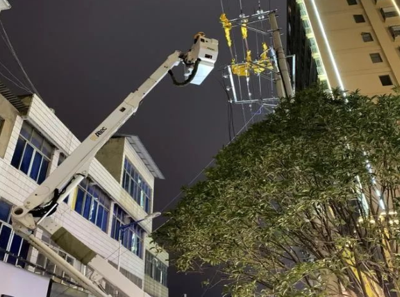 云南電網(wǎng)陸良供電局城區(qū)供電所冬夜搶修,杜絕用電隱患