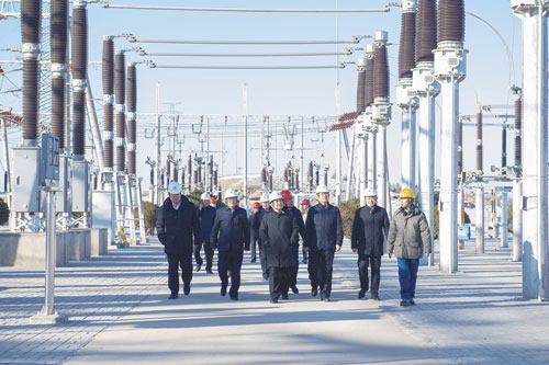 內(nèi)蒙古電力集團(tuán)公司董事長(zhǎng)、黨委書記賈振國(guó)深入阿拉善電業(yè)局調(diào)研