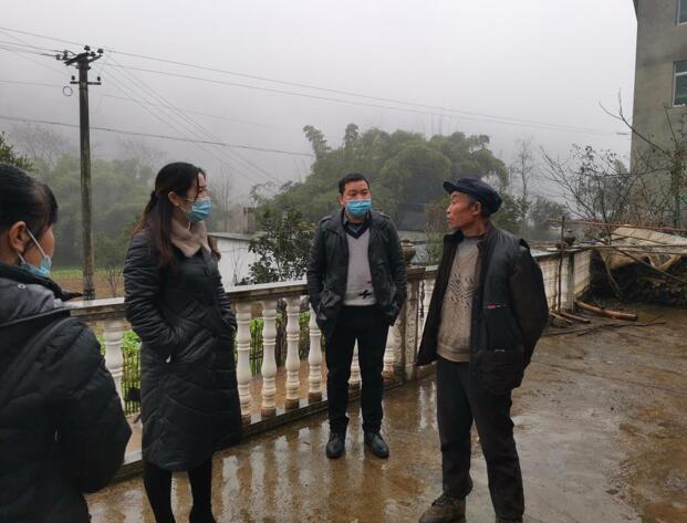 國(guó)網(wǎng)重慶彭水供電公司冒嚴(yán)寒走訪貧困戶(hù)為百姓排憂解難