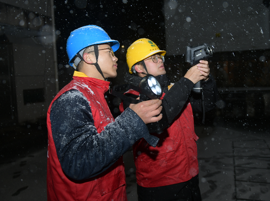 國(guó)網(wǎng)余姚市供電公司寒潮來(lái)襲“凍”真格，青年黨員守紅山