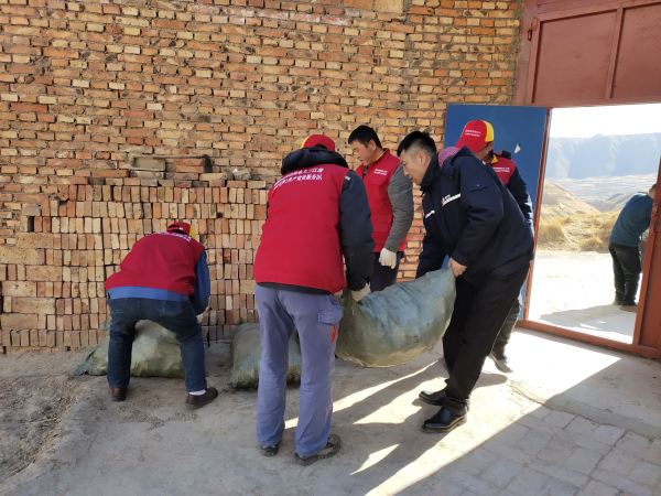 國網(wǎng)青海黃化化隆縣供電公司：節(jié)前“祝?！迸诵? width=