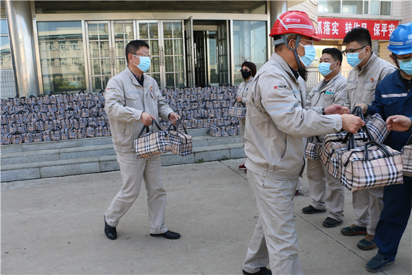 大唐長(zhǎng)山熱電廠開(kāi)展為C修現(xiàn)場(chǎng)職工送溫暖活動(dòng)