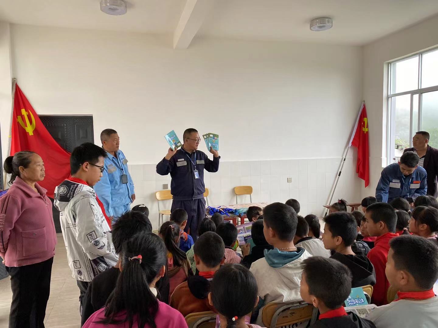 黨團(tuán)聯(lián)合帶安全宣講進(jìn)校園，“電”亮未來(lái)助成長(zhǎng)