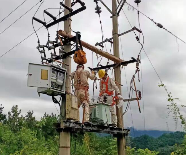 國網重慶彭水供電公司風災損壞變壓器快速搶修保秋收供電獲好評
