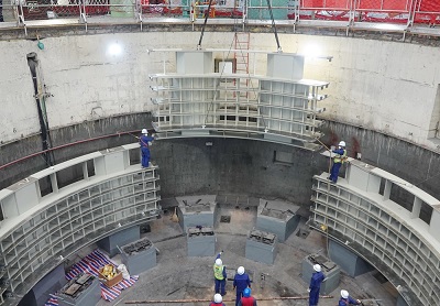 國網(wǎng)劉家峽水電廠2號機(jī)組定子機(jī)座吊裝到位