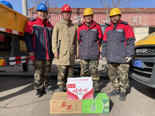 烏海電業(yè)局配電帶電作業(yè)處助力“煤改電”，送溫暖進現(xiàn)場