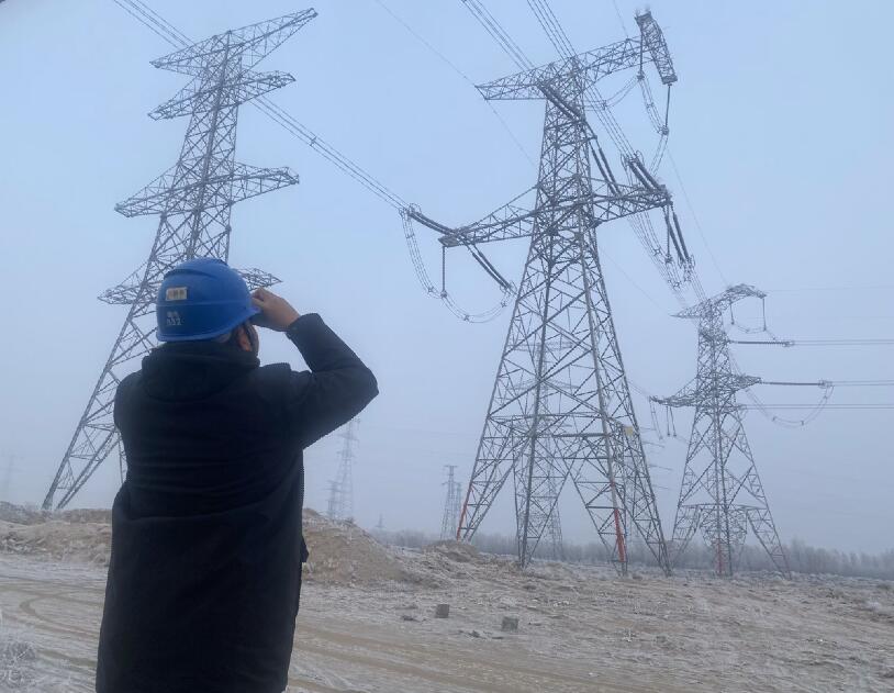 內(nèi)蒙古烏海超高壓供電公司防污除閃，寒冬堅(jiān)守一線