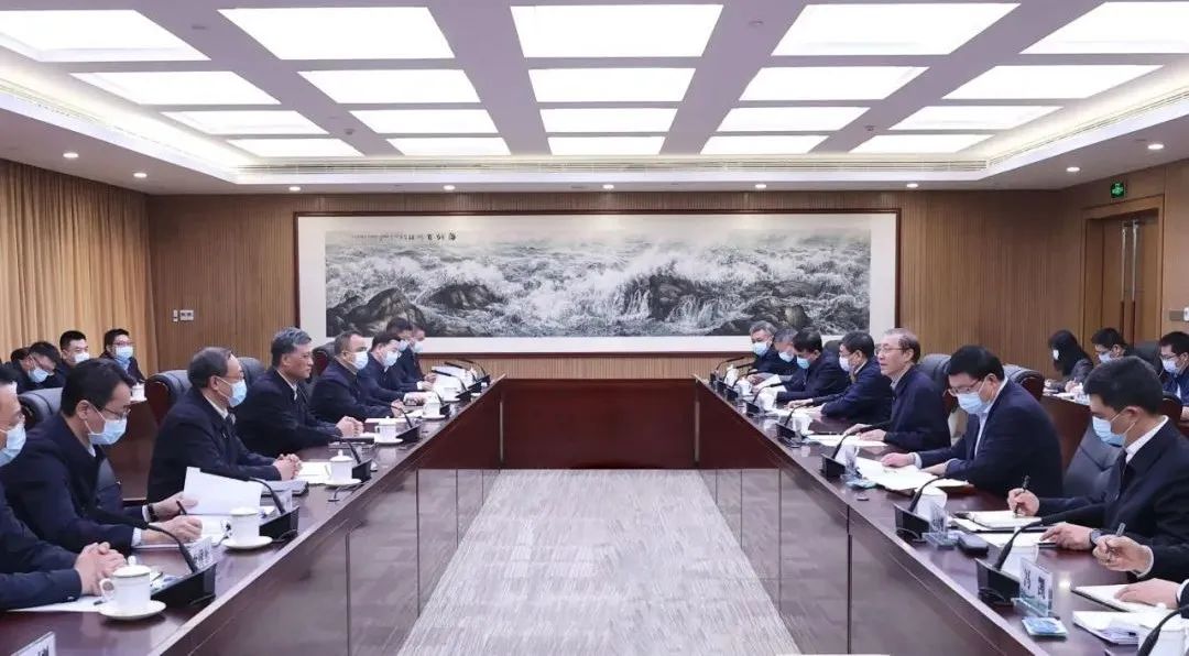 辛保安、張智剛與新疆維吾爾自治區(qū)、新疆生產(chǎn)建設(shè)兵團(tuán)領(lǐng)導(dǎo)會(huì)談