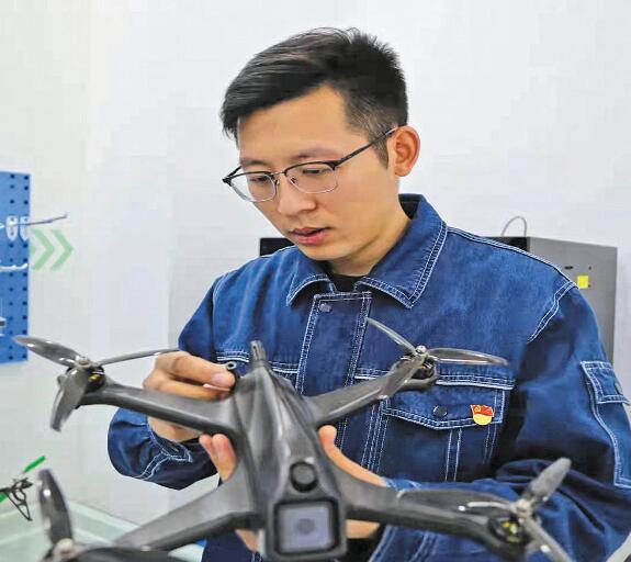 國網(wǎng)工匠呂偉釗:成長在運(yùn)維一線的 “90后”技術(shù)能手