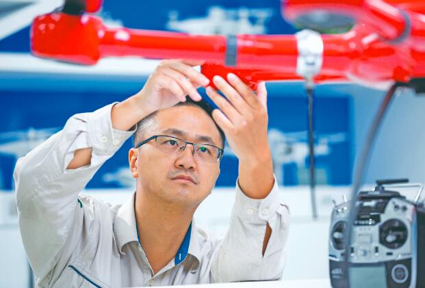 以技術(shù)創(chuàng)新破解輸電線路運檢難題——記全國五一勞動獎章獲得者何冰