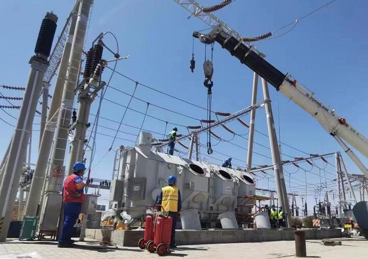 吊罩成功！主變大修工程為“綠色電”保駕護(hù)航