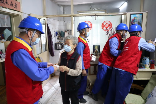 國網(wǎng)寧波海曙供電公司:暖心服務 為獨居老人打造“專屬”用電微改造