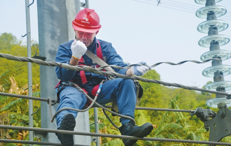 扎根一線、千錘百煉的技能大師——記南網(wǎng)超高壓輸電公司百色局線路運(yùn)檢(帶電)班班長(zhǎng)唐勇