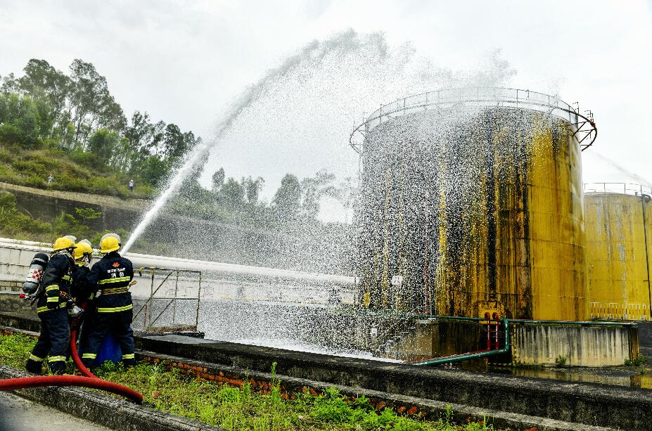 云南開(kāi)遠(yuǎn)公司開(kāi)展燃油罐區(qū)火災(zāi)事故應(yīng)急演練