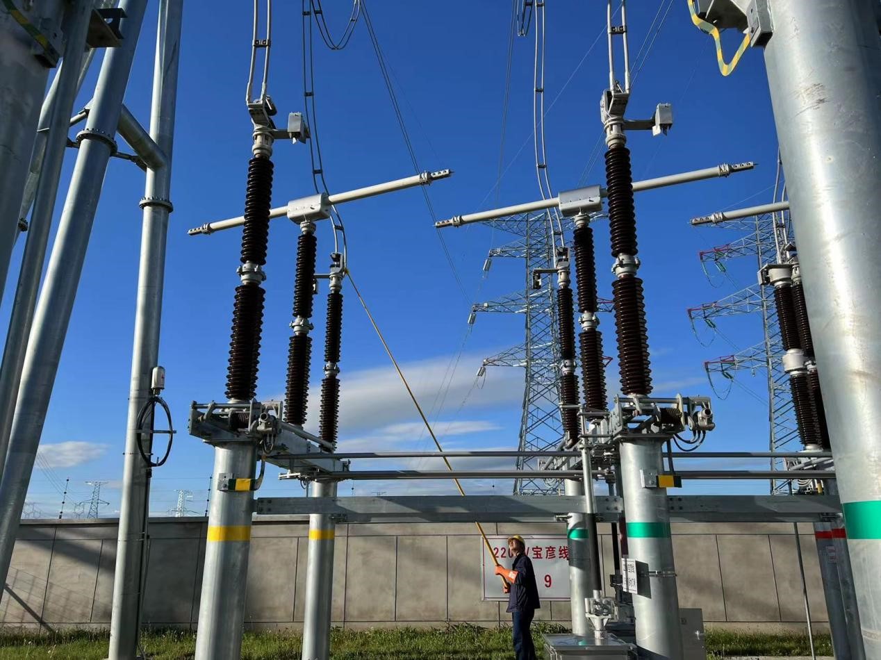 錫林郭勒超高壓供電公司圓滿完成塔寶I、II線間隔啟動(dòng)工作