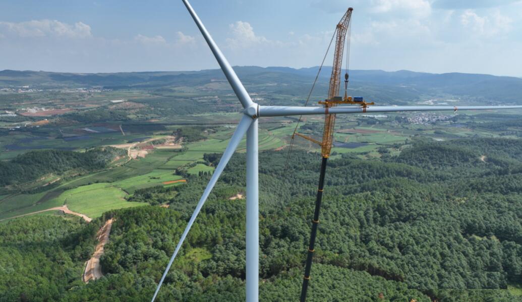 國內(nèi)最大陸上風(fēng)機，成功吊裝!