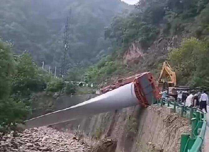 陜西寶雞隴縣：80米風(fēng)電扇葉運輸車歪倒，正救援