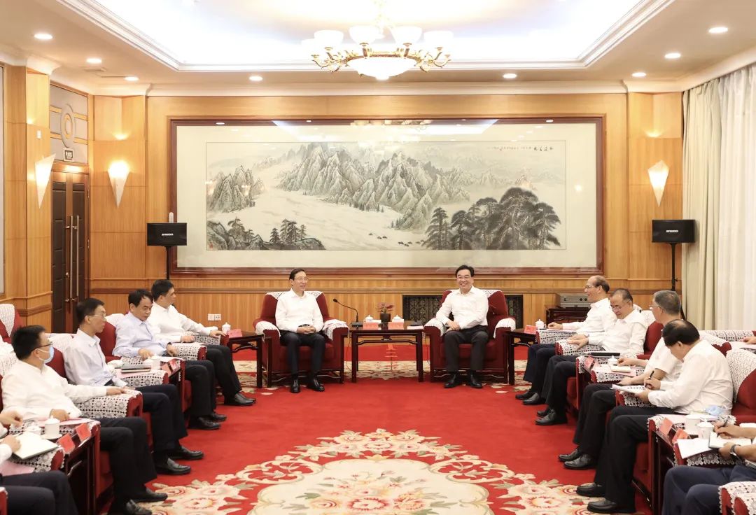 國(guó)家電網(wǎng)董事長(zhǎng)、黨組書(shū)記辛保安與青海省委書(shū)記信長(zhǎng)星、省長(zhǎng)吳曉軍會(huì)談