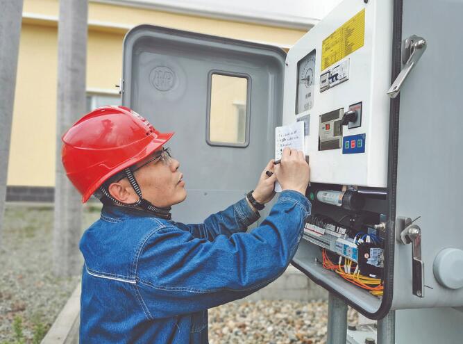 張洪梁:以嚴(yán)細(xì)實(shí)作風(fēng)保障變電站設(shè)備安全