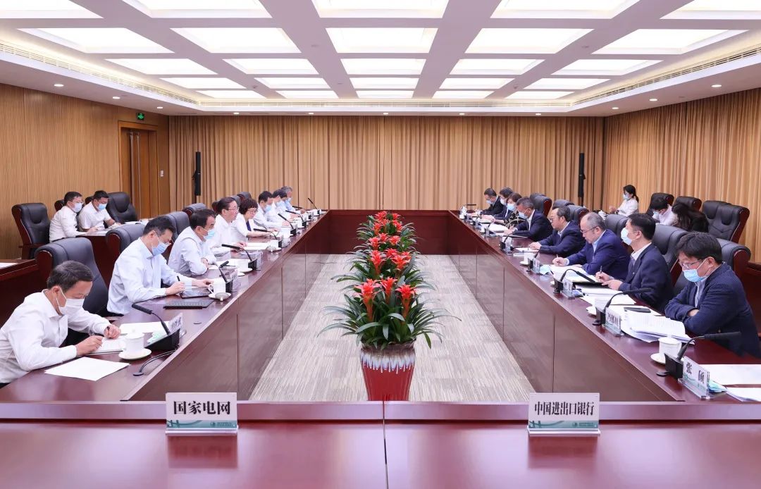 國(guó)家電網(wǎng)公司董事長(zhǎng)、黨組書記辛保安與進(jìn)出口銀行董事長(zhǎng)吳富林會(huì)談