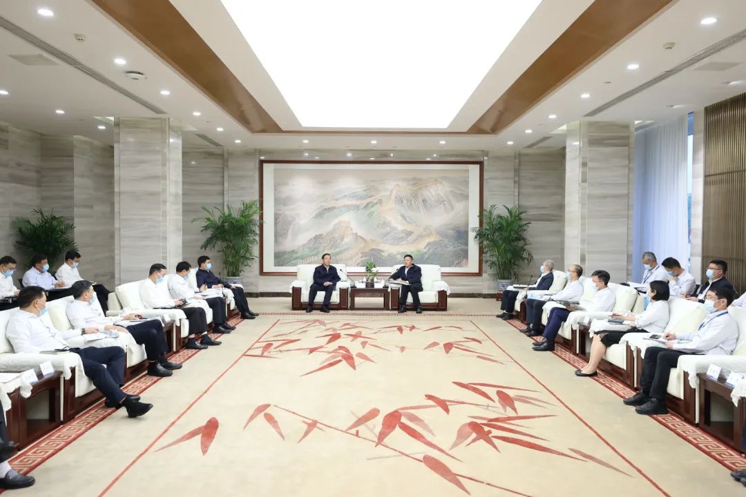 國家電網(wǎng)公司董事長、黨組書辛保安與東方電氣集團(tuán)董事長俞培根、總經(jīng)理徐鵬會(huì)談