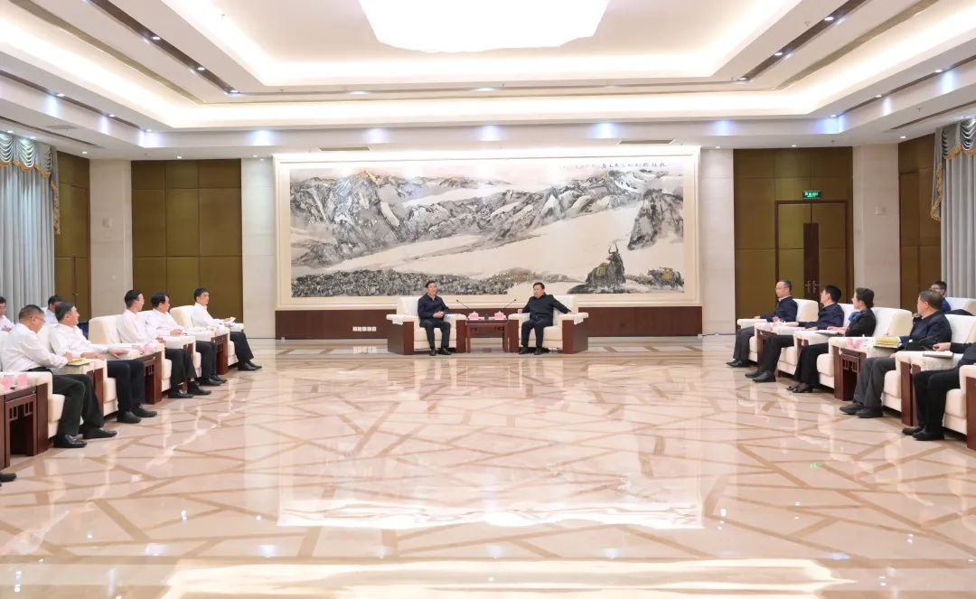 國(guó)家電網(wǎng)公司董事長(zhǎng)、黨組書辛保安與四川省委書記王曉暉會(huì)談