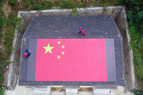 寧波這個(gè)“光伏村”出現(xiàn)巨幅五星紅旗，祝福祖國(guó)