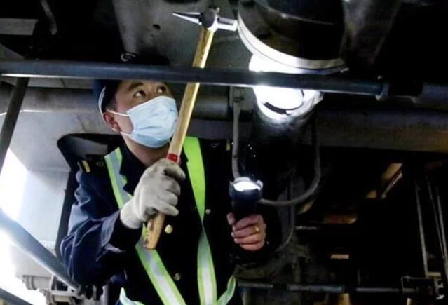 “老司機(jī)”李林凱:以精益求精保蘭新線供電安全