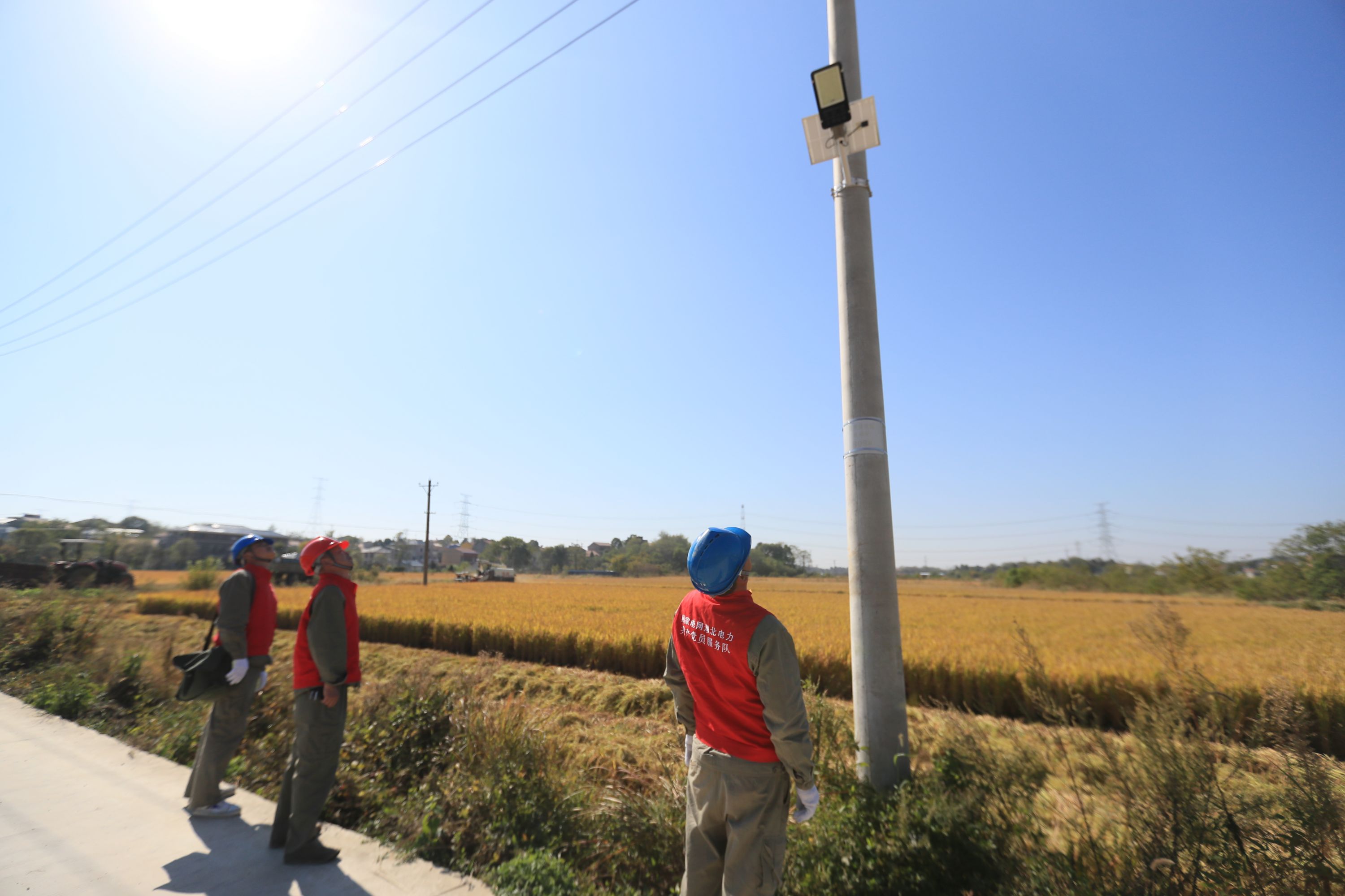 金秋豐收正當時,供電部門全力保障農(nóng)戶秋收用電