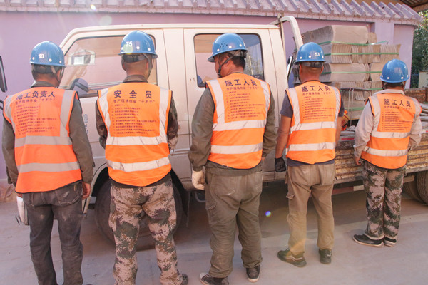 烏海市千里山供電公司：施工現(xiàn)場督查“十不干”，電力安全加把“安全鎖”