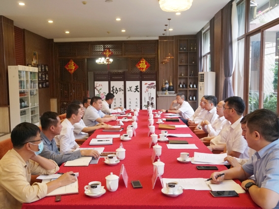 中國電建黨委常委、副總經(jīng)理徐鵬程與海南萬寧市委書記蓋文啟、市長王三防座談