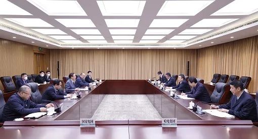 國家電網(wǎng)董事長、黨組書記辛保安與哈電集團董事長、黨委書記曹志安會談