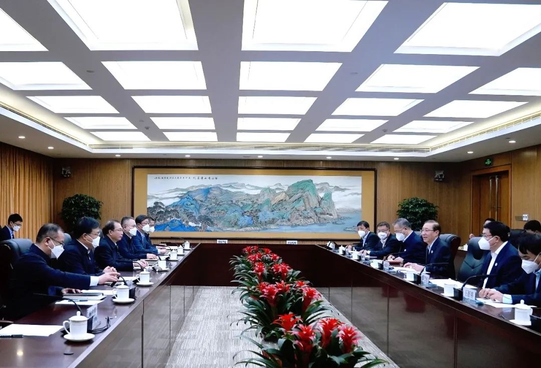 華電集團(tuán)董事長(zhǎng)江毅、總經(jīng)理葉向東與國(guó)家電網(wǎng)董事長(zhǎng)辛保安、總經(jīng)理張智剛舉行會(huì)談