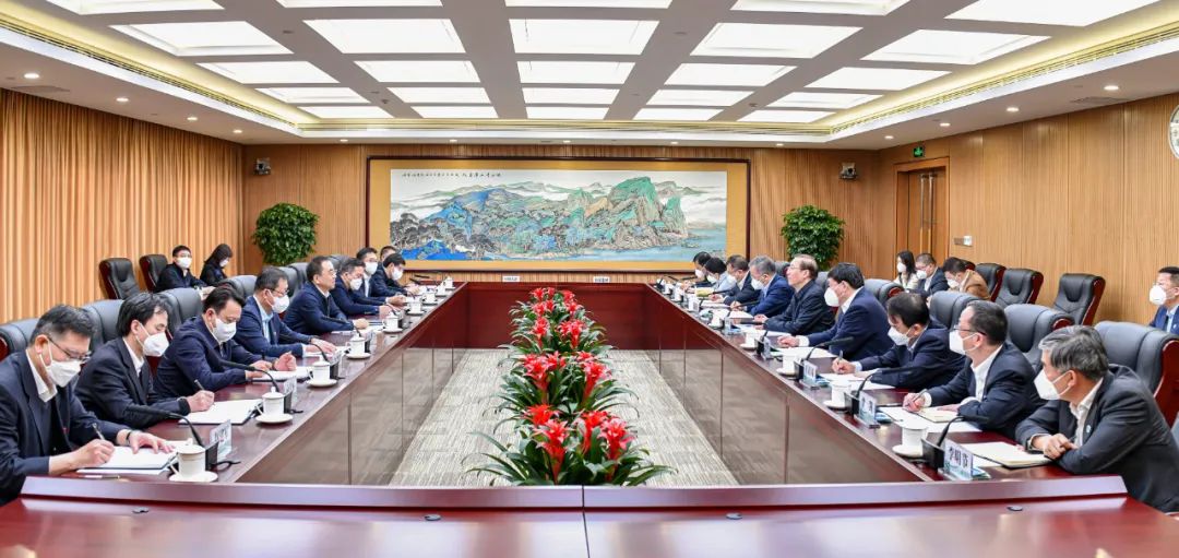 國(guó)家電網(wǎng)董事長(zhǎng)辛保安、總經(jīng)理張智剛與大唐董事長(zhǎng)鄒磊、總經(jīng)理劉明勝會(huì)談