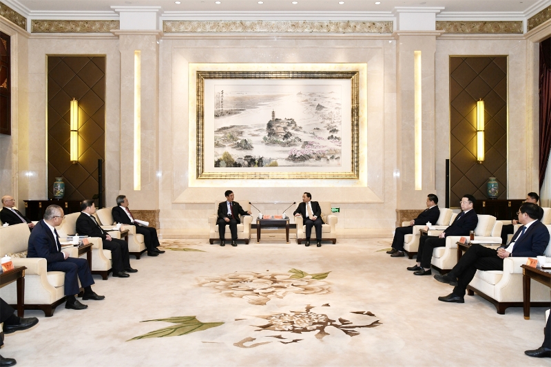 孫洪水與鎮(zhèn)江市委書記馬明龍、市長(zhǎng)徐曙海會(huì)談