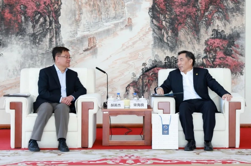 中國(guó)能建黨委書(shū)記、董事長(zhǎng)宋海良孫洪水與中電聯(lián)秘書(shū)長(zhǎng)郝英杰座談