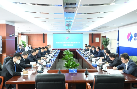 中國(guó)電建黨委書(shū)記、董事長(zhǎng)丁丁焰章與內(nèi)蒙古電力集團(tuán)黨委書(shū)記、董事長(zhǎng)賈振國(guó)會(huì)談