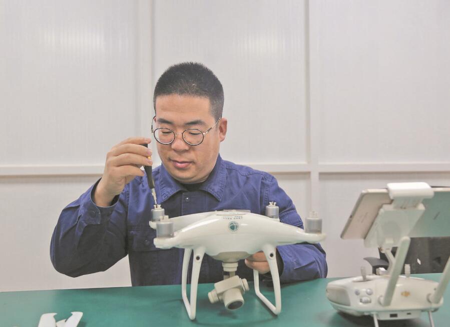 楊霄霄: 善于創(chuàng)新的無人機(jī)飛手