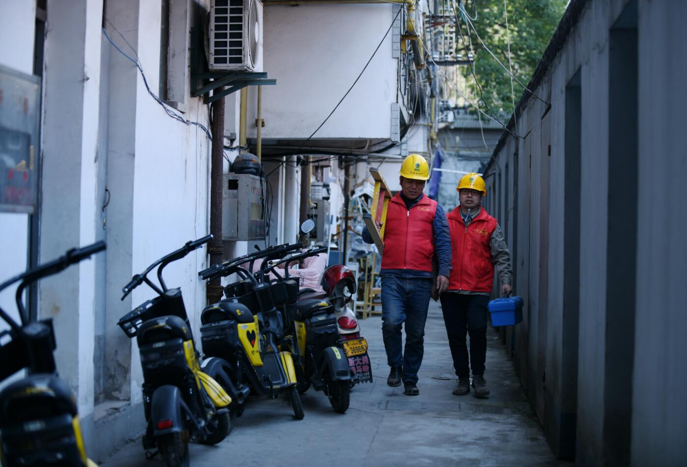 國網余姚市供電公司:“點亮黑樓道2.0”,借“光”照亮居民歸家路