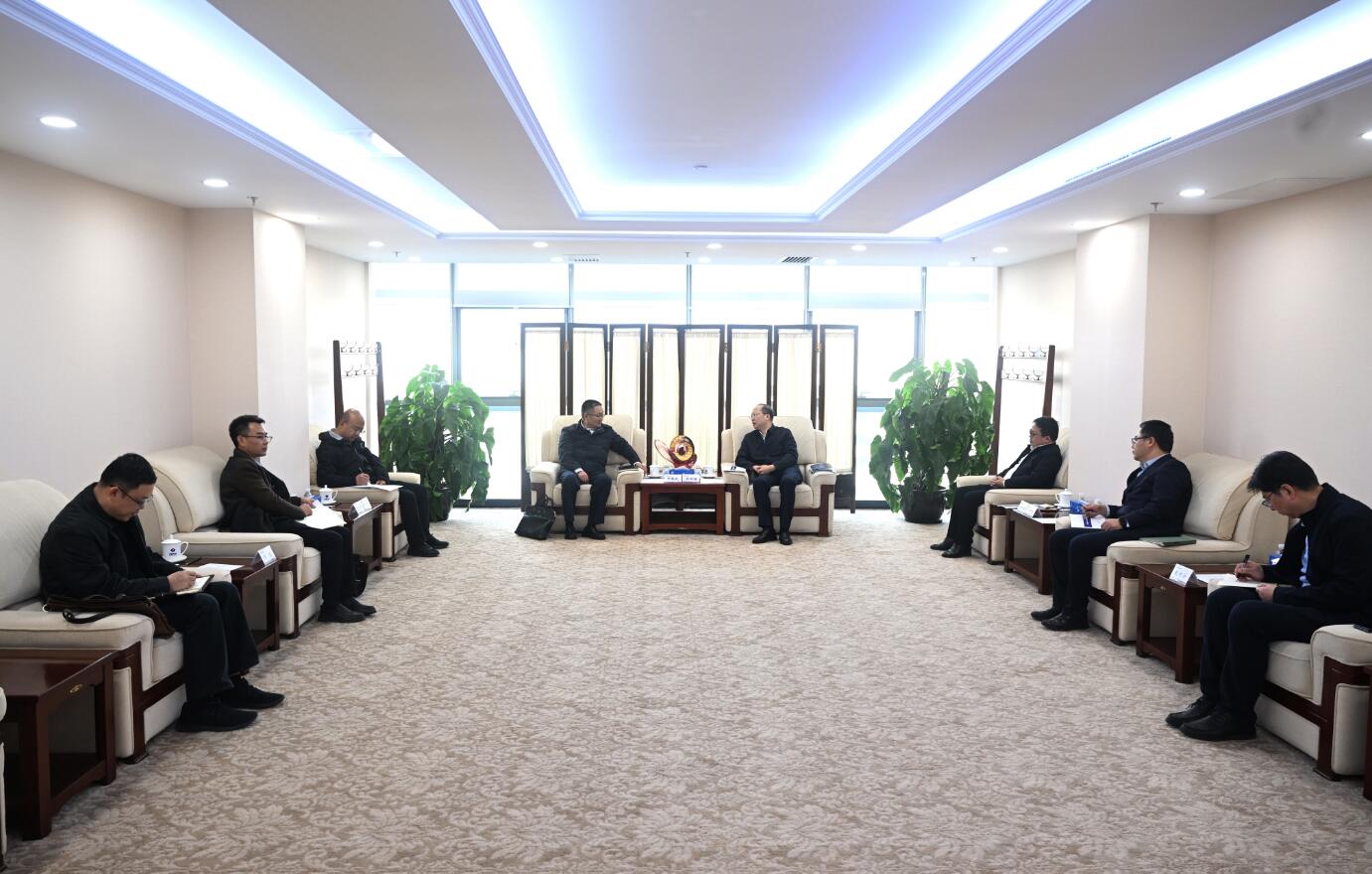 中國(guó)電建黨委常委、副總經(jīng)理徐鵬程與西藏開發(fā)投資集團(tuán)黨委書記、董事長(zhǎng)祁騰武會(huì)談